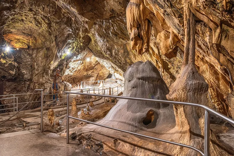 Tropfsteinhöhle mit Beleuchtung und Felsformationen