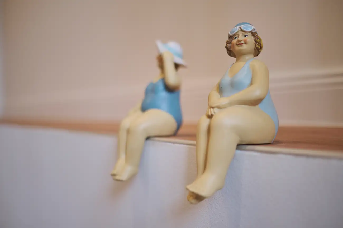 Zwei dekorative Figuren von Damen in Badeanzügen