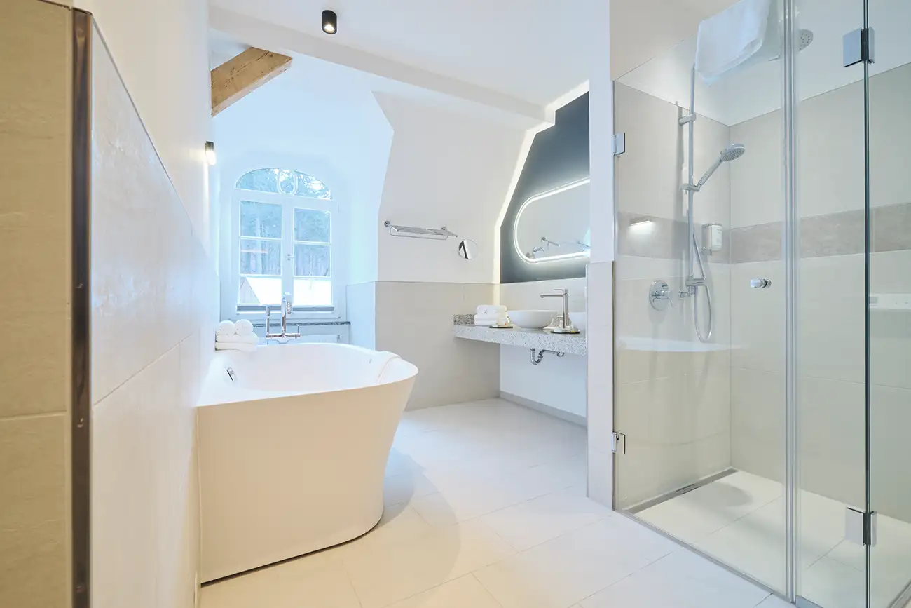 Helles, modernes Badezimmer mit Badewanne und Dusche