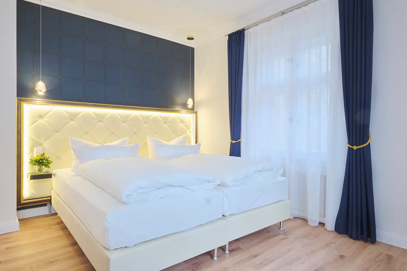Modernes Doppelzimmer im stilvollem, hellem Design und eleganten Vorhängen